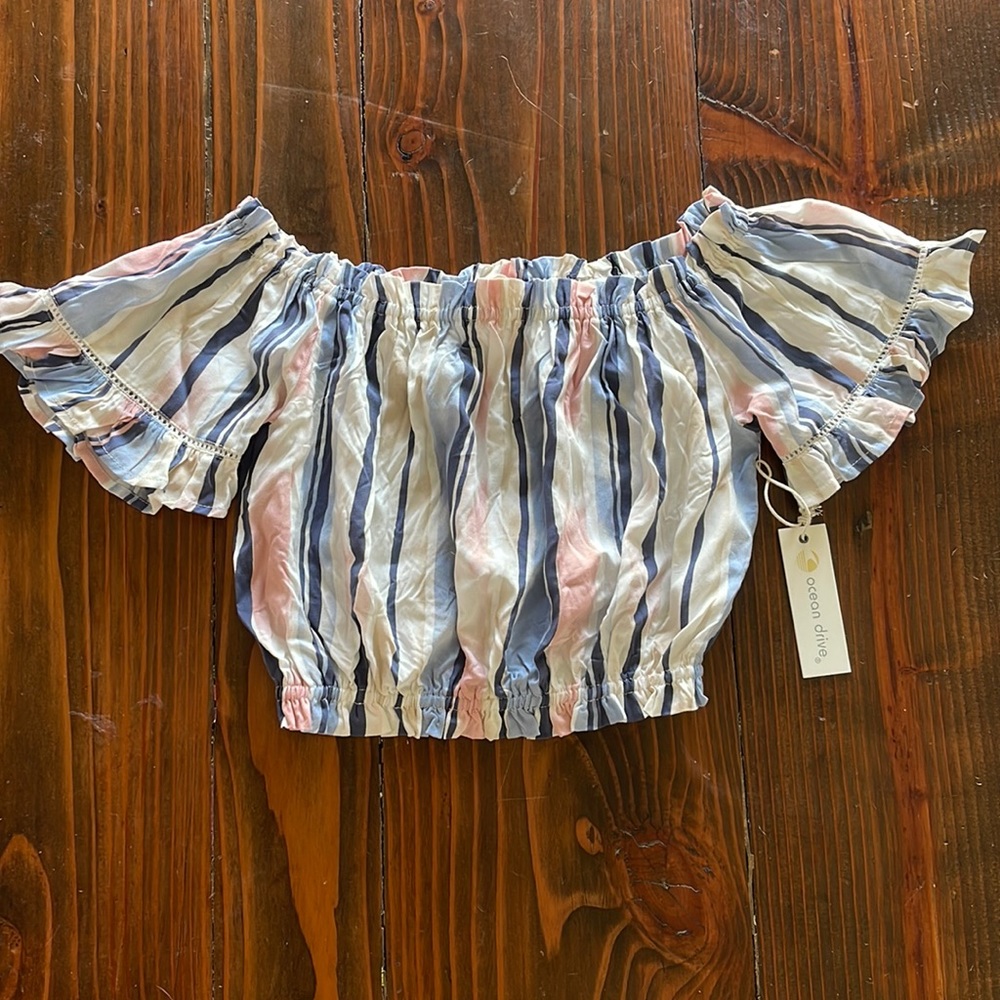 Cropped off the shoulder striped shirt. Hasn’t been worn.